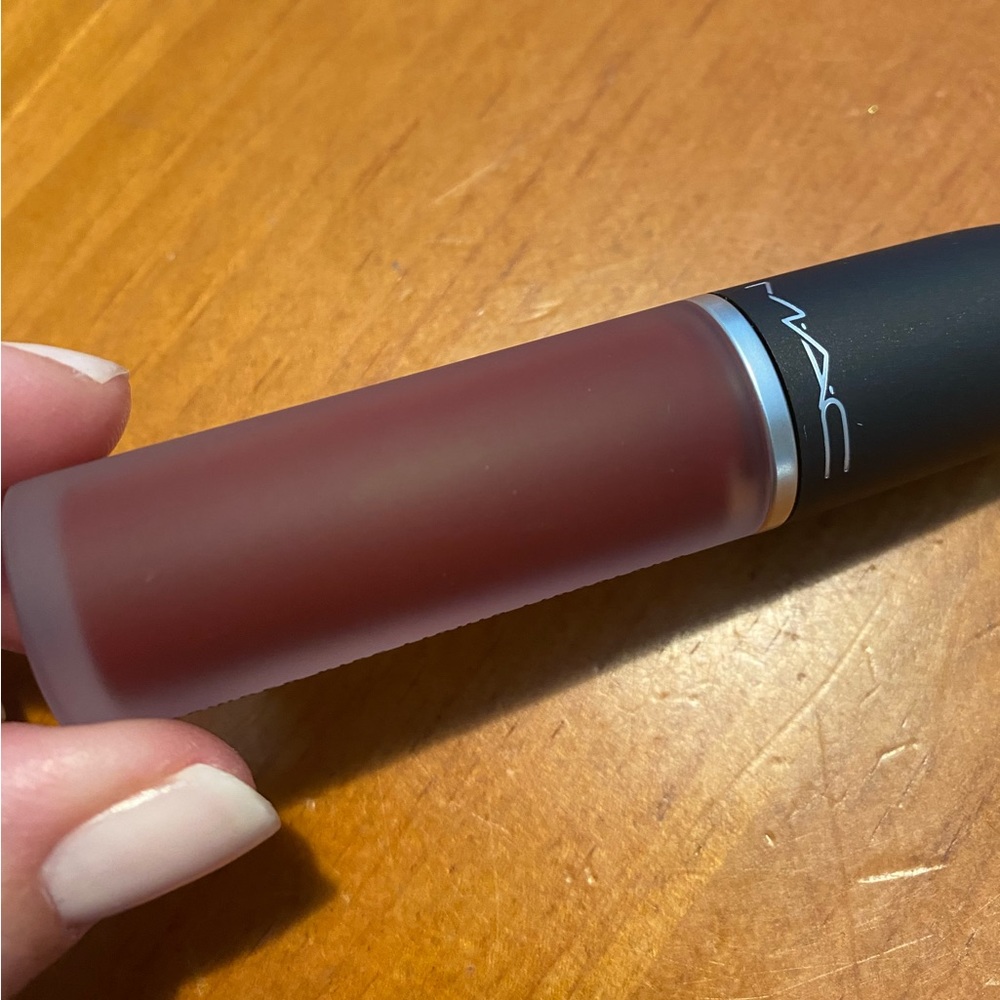 MAC Powder Kiss Liquid Lipcolour Make Love to the Camera - Picture 8 of 16